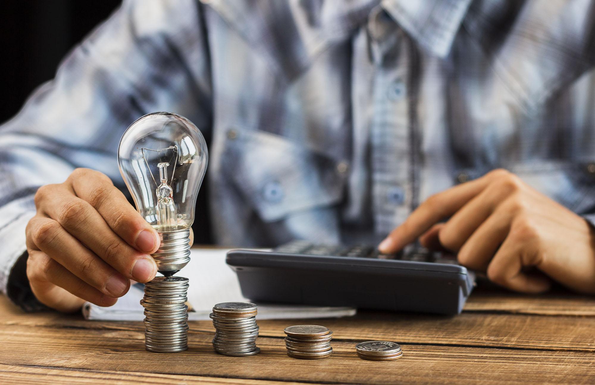 Ile kosztuje 1 kWh energii elektrycznej i co wpływa na cenę?